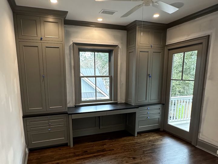 Built in cabinets and desk around a window, by SV Construction